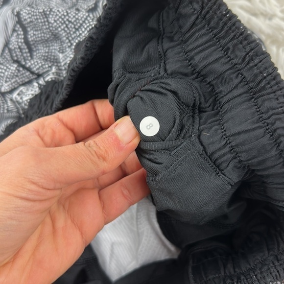 Lululemon Hotty Hot Short Dottie Tribe White Black / Black - Picture 3 of 4